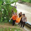 Kapolres Evakuasi Mayat di Sungai Ciherang
