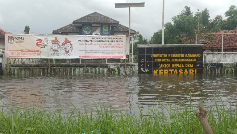 Terendam Banjir, Desa Kertasri Tetap Layani Warga