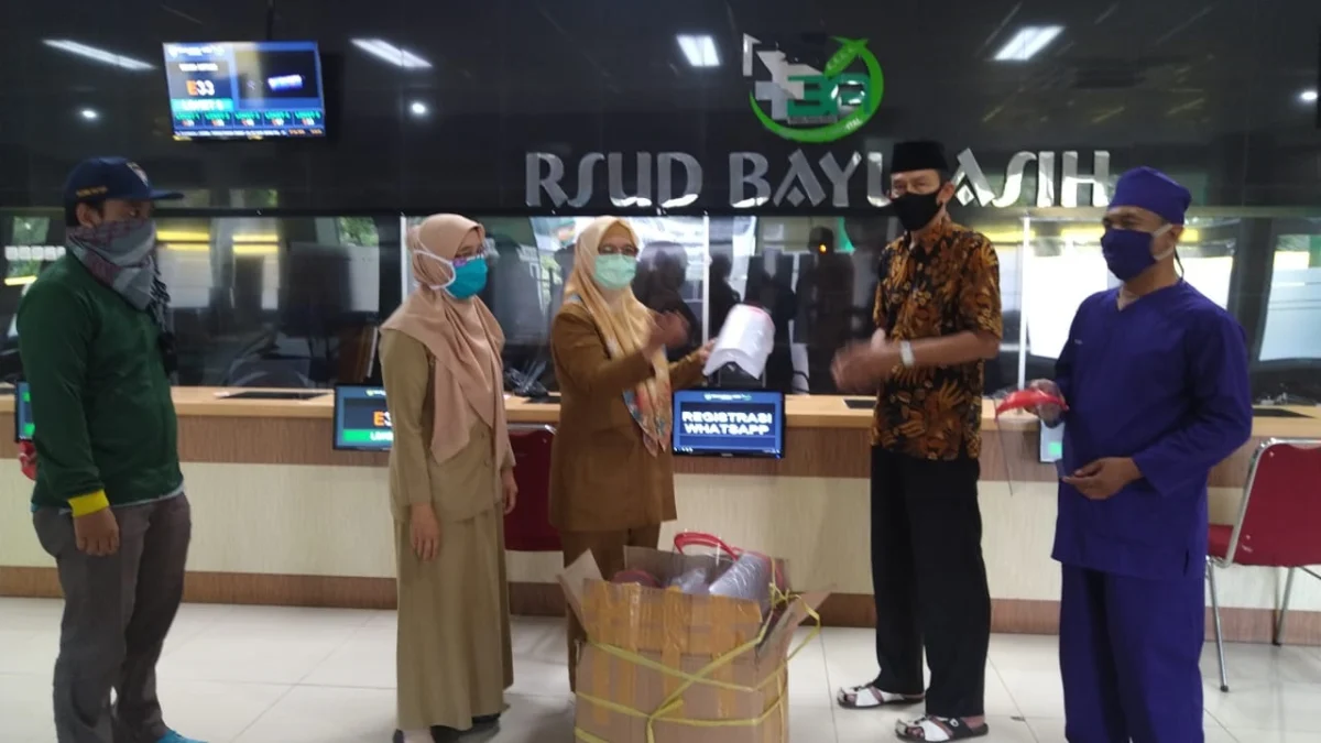 SMK Muhammadiyah Campaka Serahkan APD Face Shield ke RSUD Bayu Asih