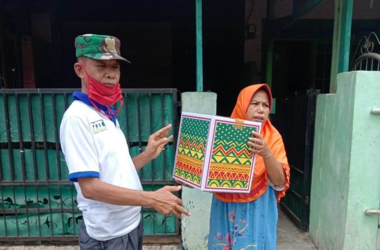 Warga Desa Sirnabaya Terima Bantuan