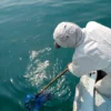 ONWJ-Nelayan Kompak Bersihkan Ceceran Minyak