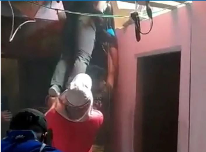 Viral, Atlet Gantole Mendarat di Atap Rumah Warga