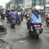 Rawan Kecelakaan, Jalan Kaliabang Dibiarkan Rusak
