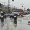 Diguyur Hujan, Jalan Pekotaan Jadi “Kolam”