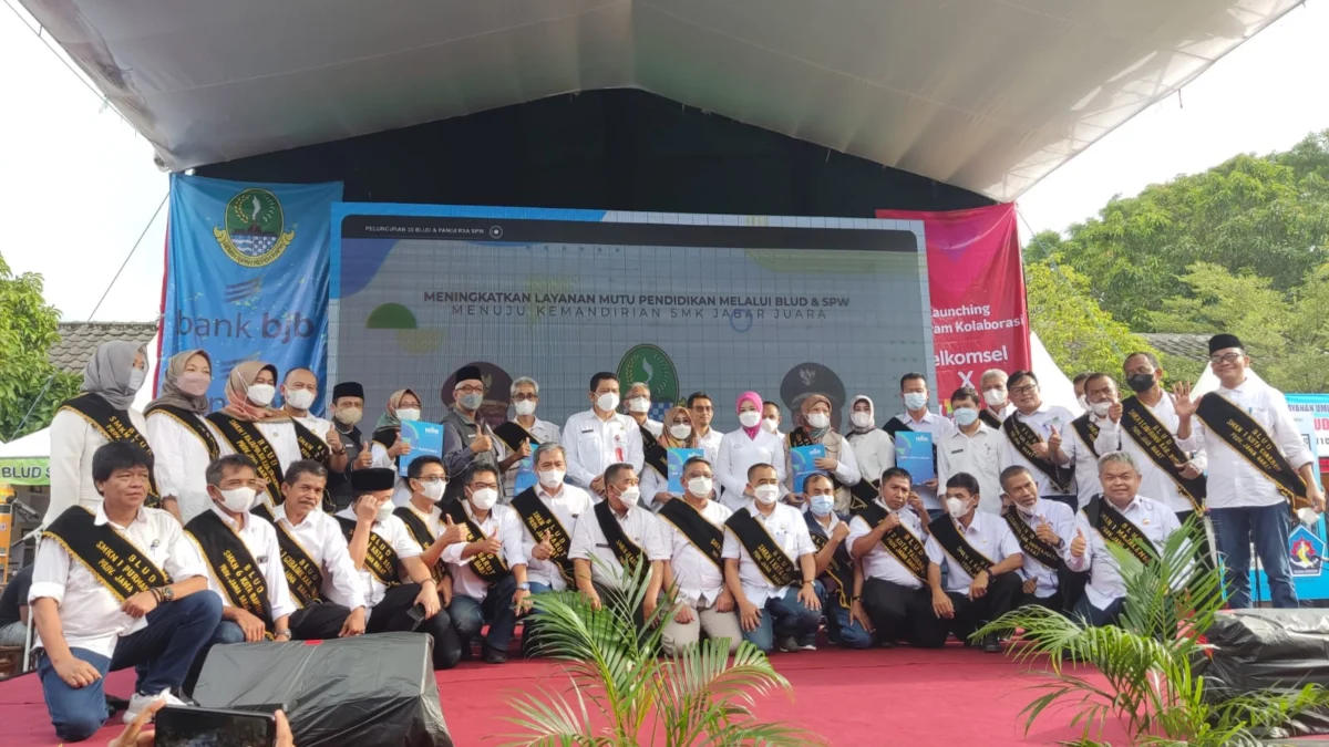 Gubernur Ridwan Kamil Serahkan SK BLUD ke 35 SMK di SMKN 1 Karawang