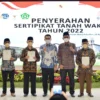 Serahkan 502 Sertifikat Tanah Wakaf, Ridwan Kamil Apresiasi Kementrian Agraria