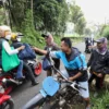 Ngabuburit Ala Atalia Ridwan Kamil, Keliling Naik Motor, Bagi-bagi Sembako di Jalanan