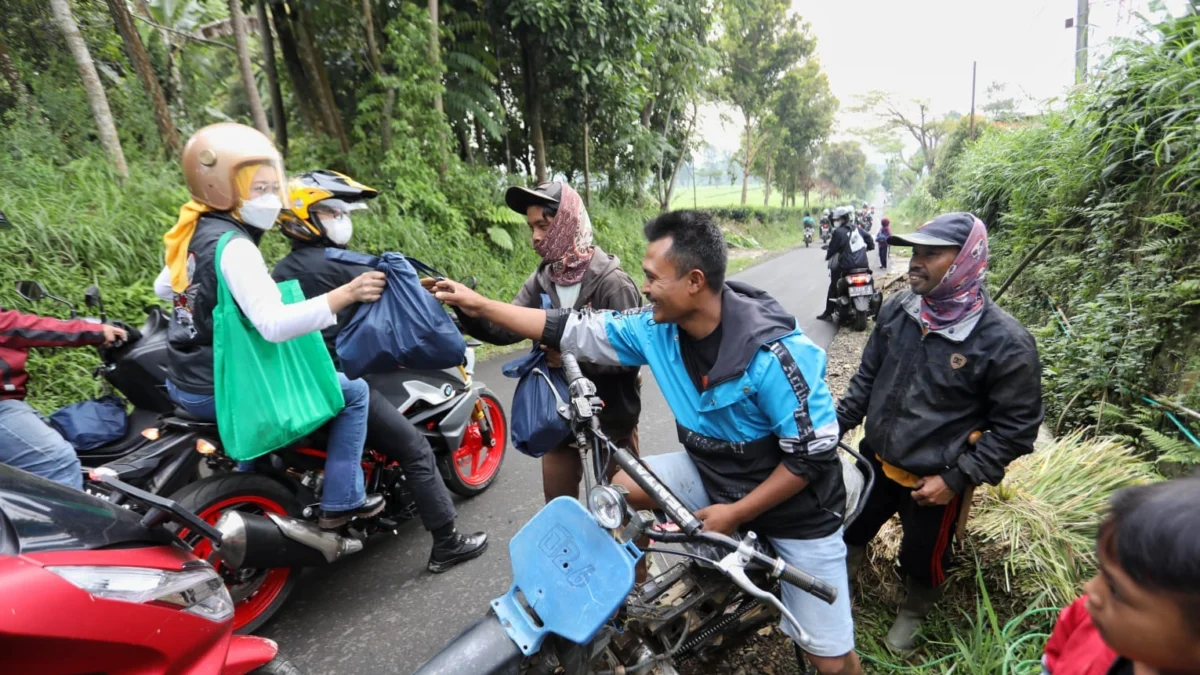 Ngabuburit Ala Atalia Ridwan Kamil, Keliling Naik Motor, Bagi-bagi Sembako di Jalanan
