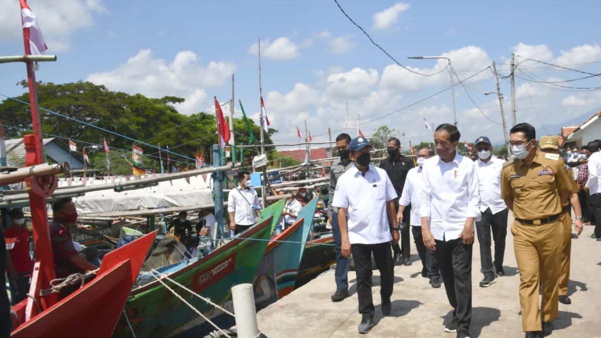 Jokowi dan Ridwan Kami ‘Dicurhati’ Soal Kelangkaan Solar Oleh Nelayan