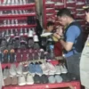 Dagangan Sepi, Penjual Toko Sendal Nyambi Jual Miras