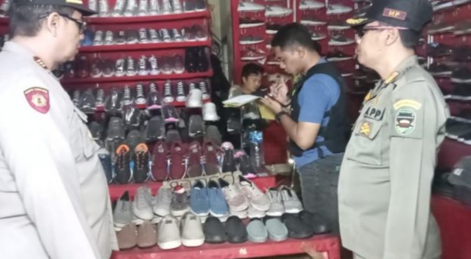 Dagangan Sepi, Penjual Toko Sendal Nyambi Jual Miras