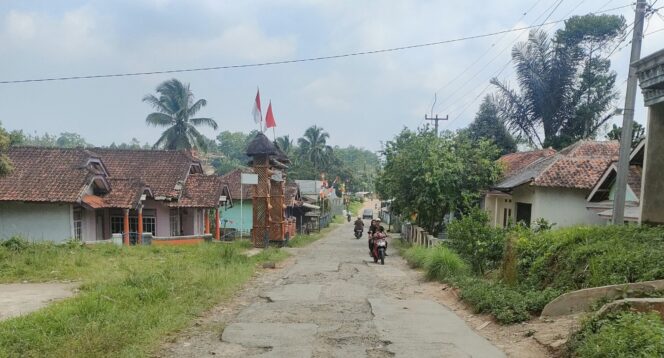 Jalan Darangdan-Bojong Rusak Berat