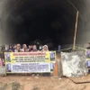 Puluhan Warga Duduki Proyek Terowongan KCIC