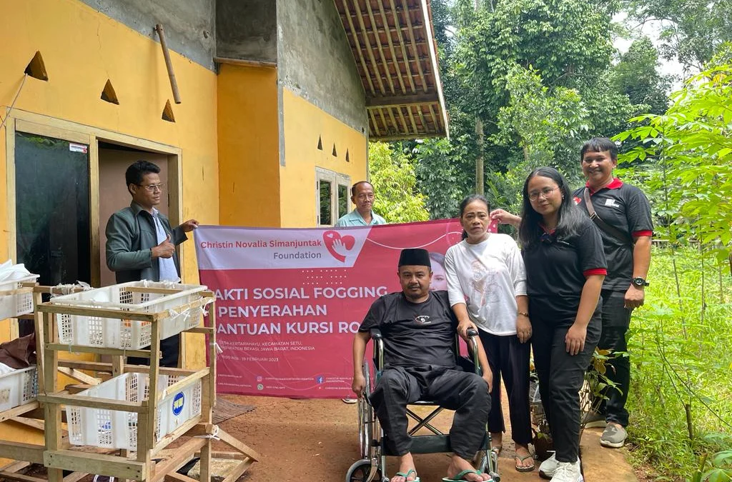Fogging Gratis dan Bagikan Kursi Roda, Warga Desa Kertarahayu Setu Bekasi Apresiasi Yayasan Christin Simanjuntak.