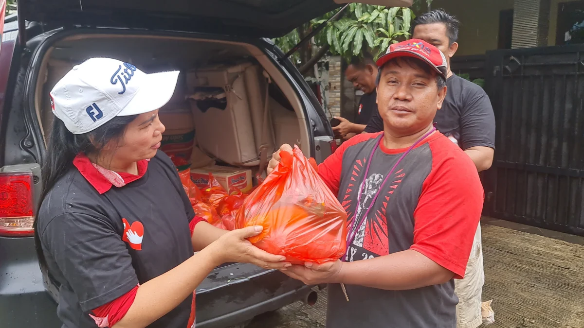 Christin Novalia Simanjuntak Beri Bantuan Korban Puting Beliung di Tambun Selatan