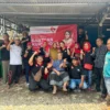 Warga di Tambun Selatan Sumringah Dapat Bantuan Kursi Roda dari Yayasan Christin Novalia Simanjuntak
