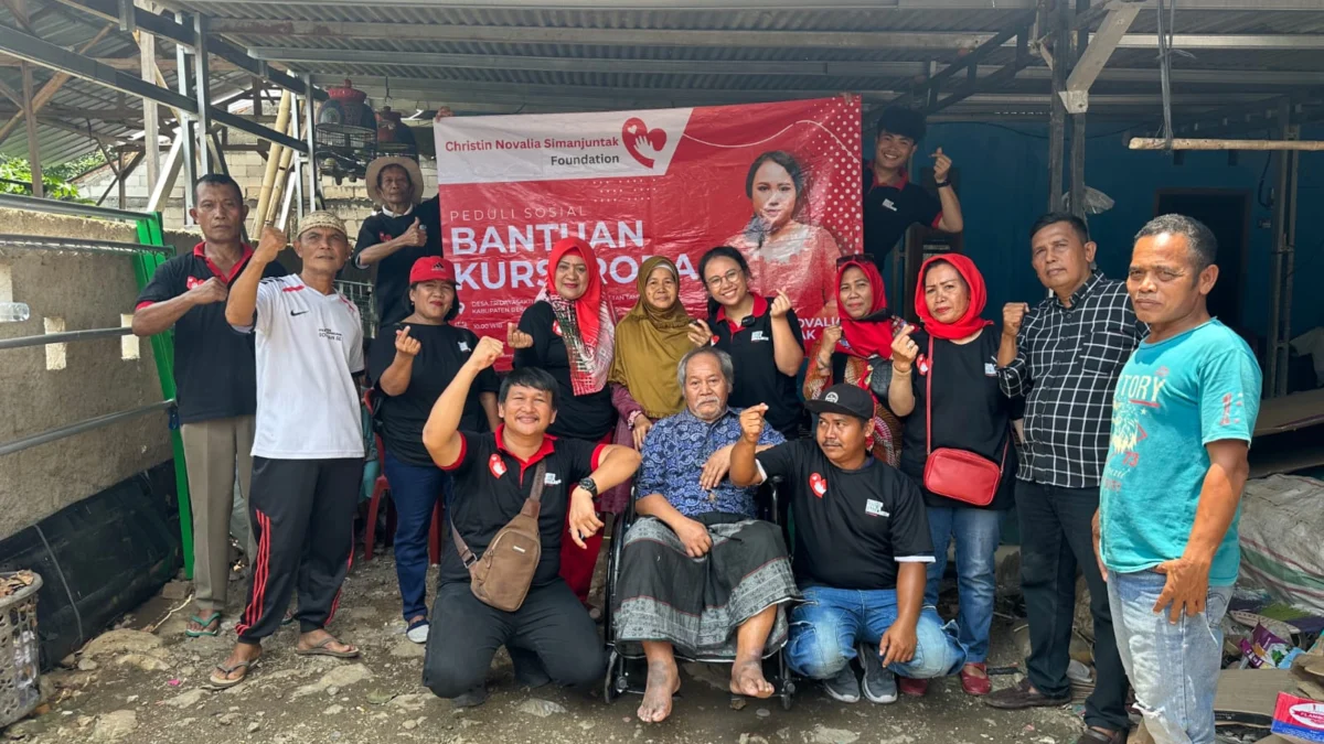 Warga di Tambun Selatan Sumringah Dapat Bantuan Kursi Roda dari Yayasan Christin Novalia Simanjuntak