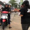 Christin Novalia Simanjuntak Foundation Berbagi Ratusan Takjil di Jalan Raya Pasir Gombong