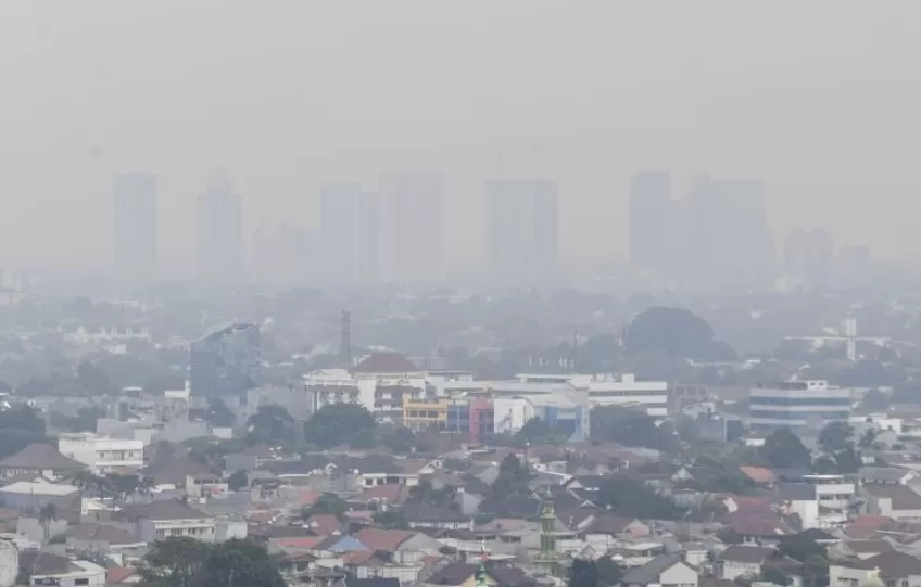 Kualitas udara tidak sehat atau buruk bukan hanya menjadi persoalan bagi warga ibu kota saja. Namun turut juga menjadi ancaman bagi warga di daerah industri seperti Kota Bekasi, Cikarang, hingga Karawang