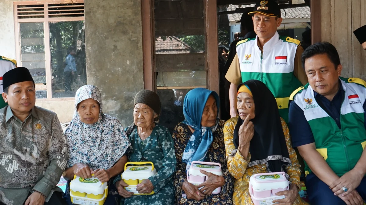 30 lansia di Desa Cikarageman diantar makan siang gratis seumur hidup
