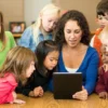 Orangtua Harus Berhati-hati Memperkenalkan Teknologi pada Anak: Kecanduan Teknologi Membahayakan Perkembangan Anak!