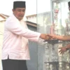 Sekretaris Daerah Kabupaten Bekasi, Dedy Supriyadi menyerahkan piala bergilir Musabaqah Tilawatil Qur'an (MTQ) ke-55 Tingkat Kabupaten Bekasi tahun 2023 kepada Kafilah Kecamatan Cikarang Barat yang keluar sebagai Juara Umum.