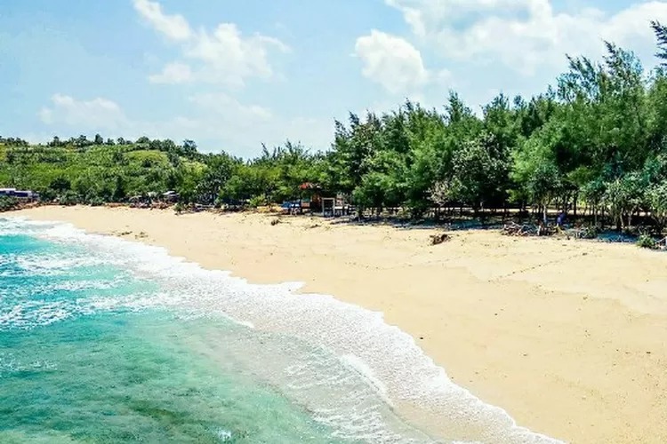 Pantai Karawang terkenal dengan konsep eco wisata tourism yang masih jarang ditemui di garis pantai Indonesia.