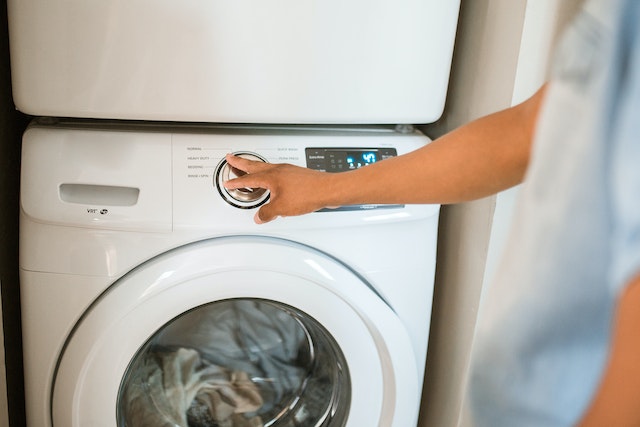 Rahasia Laundry, Tips Ampuh Membersihkan Noda di Baju Putih