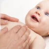 Pijatan Penyembuh: Cara Sederhana Meredakan Batuk dan Pilek pada Bayi