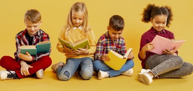 Menuntun Anak Menjadi Pecinta Buku dengan Cara Sederhana: Berikut Tips Supaya Si Kecil Terlarut dalam Dunia Membaca, Parents Wajib Simak!