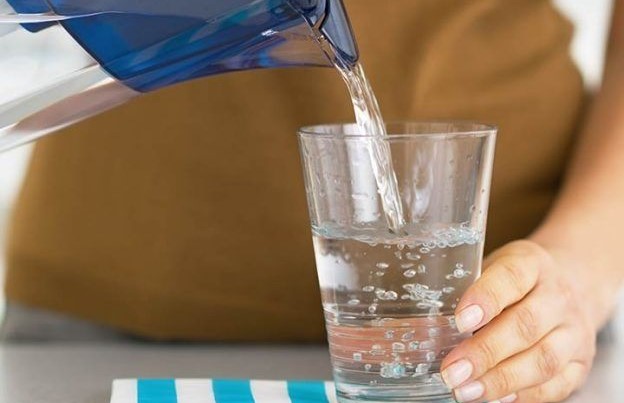 Mengulik Manfaat Kesehatan Air Mineral Dibandingkan dengan Minuman Lain