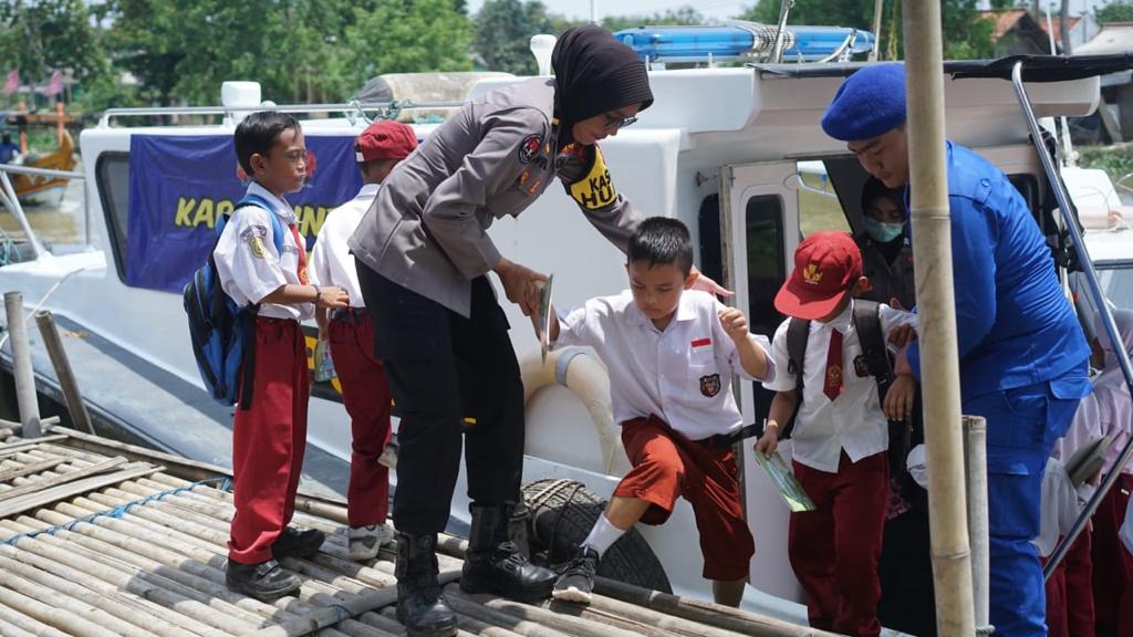 Polres Karawang Sulap Kapal Patroli Air Jadi Perpustakaan Terapung untuk Anak- anak Pesisir Pedes dan Cilebar