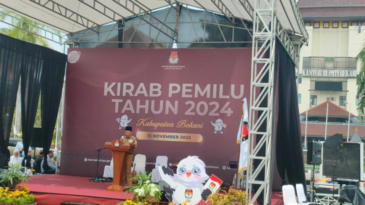 Kirab Pemilu Diserahkan dari KPU Karawang ke KPU Kabupaten Bekasi, Target Partisipasi Lebih Tinggi