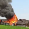 Saung Kabogoh Dekat Pemda 2 Karawang Terbakar Hebat