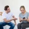 Melawan Batas Privasi Pasangan, Apa Boleh Mengecek Handphone Suami?