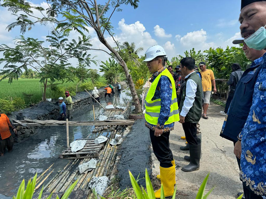 Cegah Banjir di Musim Hujan, Pemkab Bekasi Realisasikan Program Padat Karya. Simak informasi selengkapnya di sini.