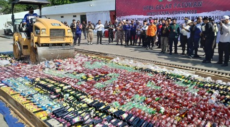 Penampakan Puluhan Ribu Botol Miras , 2 Kg Ganja Dimusnahkan