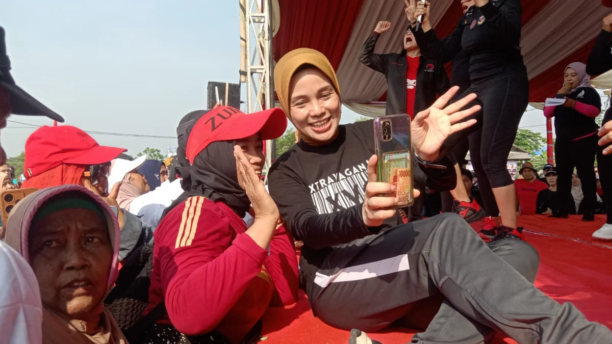 Siti Atiqoh Ganjar Senam Bareng Warga di Telukjambe