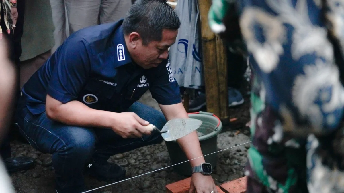 Bupati Karawang, H Aep Syaepulloh menancapkan batu bata pertama untuk pembangunan Masjid Al-Aman di Kampung Santiong, Nagasari.