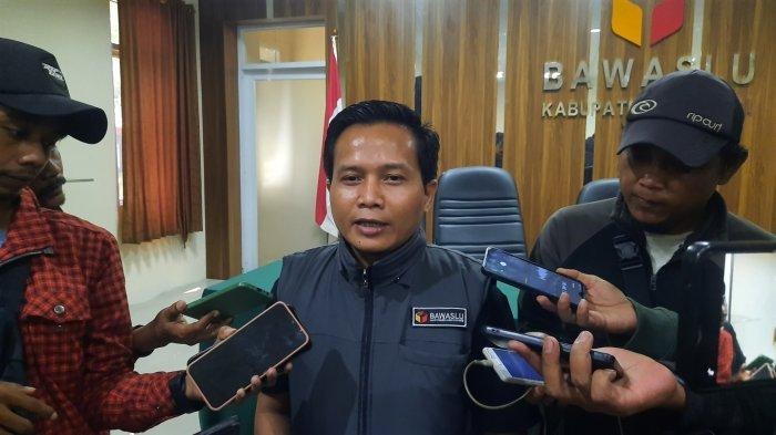 Bawaslu Kabupaten Bekasi temukan dua calon KPPS di Kecamatan Cikarang Pusat yang ternyata merupakan pengurus partai politik.