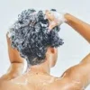 Ini dia tips-tips praktis untuk merawat rambut hitam berkilau agar tetap lurus, hitam, dan tahan lama di tengah badai hujan.