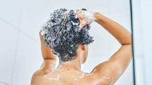Ini dia tips-tips praktis untuk merawat rambut hitam berkilau agar tetap lurus, hitam, dan tahan lama di tengah badai hujan.