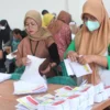 Jelang Pemilu 2024, Ribuan Orang Lipat 11 Juta Surat Suara di Kabupaten Bekasi