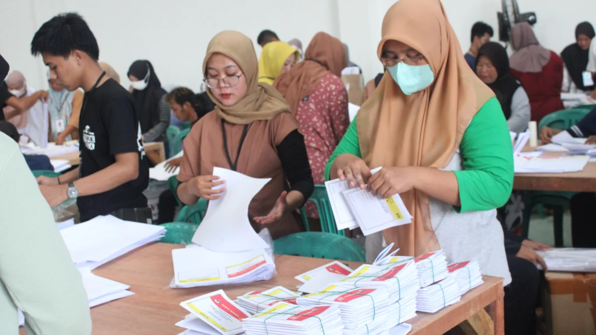 Jelang Pemilu 2024, Ribuan Orang Lipat 11 Juta Surat Suara di Kabupaten Bekasi