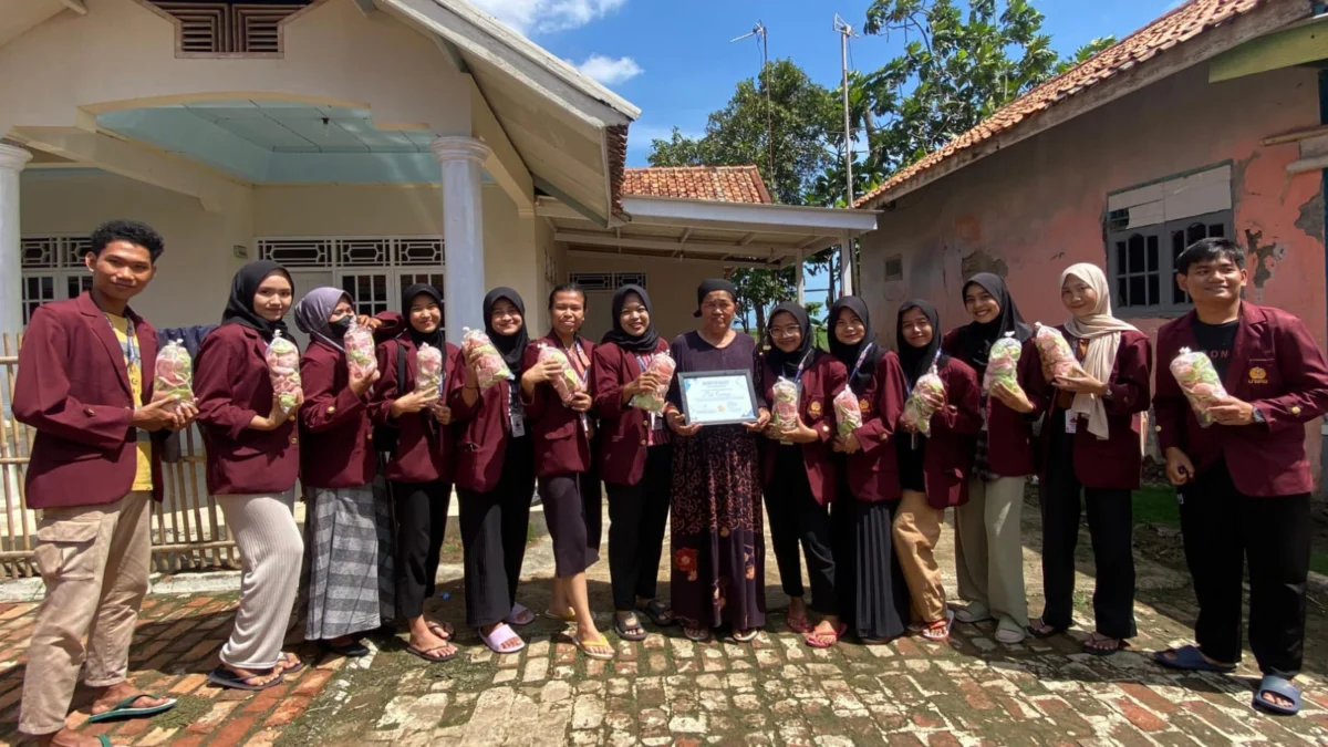 Mahasiswa KKN Unsika Bantu Berdayakan UMKM Produksi Kripik Biji Asem di Desa Kedungjaya