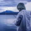 Musim hujan seringkali dianggap sebagai waktu yang kurang ideal untuk memancing karena cuaca yang tidak menentu dan perubahan kondisi air