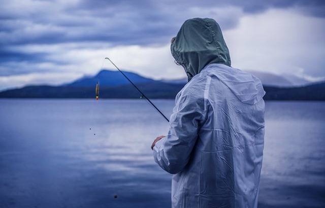 Musim hujan seringkali dianggap sebagai waktu yang kurang ideal untuk memancing karena cuaca yang tidak menentu dan perubahan kondisi air