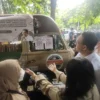 Anies Baswedan terharu atas kehadiran food truck dari Kpopers Indoensia ini telah berada di Hallf Patiunus, Kebayoran Baru, Jakarta Selatan, sejak pagi untuk mendukung kegiatan Desak Anies dengan fokus utama tenaga kerja kesehatan.