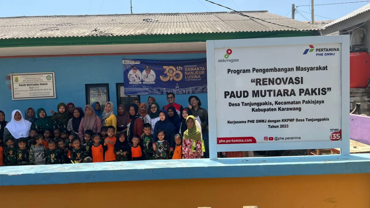 Orangtua murid, manajemen PHE ONWJ, dan tokoh masyarakat berfoto di depan gedung PAUD Mutiara Pakis yang sudah direnovasi.