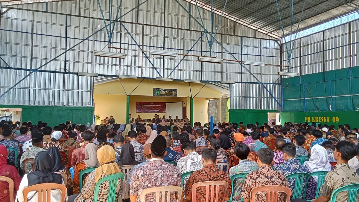 Ratusan petugas Kelompok Penyelenggara Pemungutan Suara (KPPS) Desa Karangraharja, Kecamatan Cikarang Utara saat ini resmi dilantik untuk ditugaskan menghitung surat suara pada pemilihan umum Pemilu 2024 mendatang.